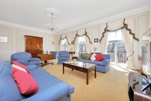 伦敦No1 The Mansions By Mansley的客厅配有蓝色的沙发和桌子
