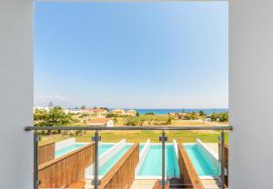 基普塞利Belussi Exclusive Suites的海景阳台。