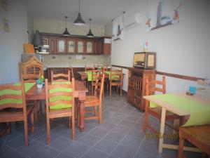 韦扎诺利古雷AMICI Holiday B&B di Bielak Aneta Izabela的一间带桌椅的用餐室和一间厨房