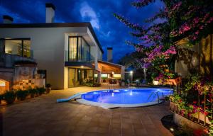 VilabertránCasa Deluxe Alt Empordà Costa Brava - Private swimming pool的一座房子后院的游泳池