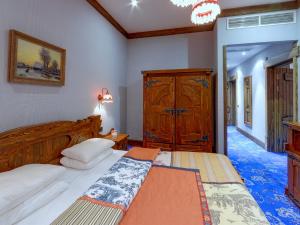 埃斯托萨多克Siberia的一间卧室配有一张床和一个木制橱柜
