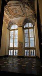 热那亚Le coccole的一间空房间,设有窗户和天花板