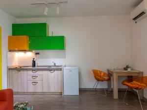 科托尔温德罗斯公寓的厨房配有白色冰箱和桌子
