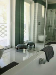 凯尔德拉Villa Kertelhof Guesthouse的带浴缸、卫生间和淋浴的浴室。