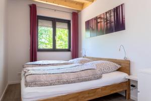 黑伦塔尔Landhaus Schnorrenberg, Wellness & Nature的一间卧室设有两张床和窗户。
