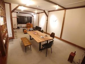 丰冈市KINOSAKI KNOT - Vacation STAY 83610的配有木桌和椅子的房间