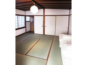 丰冈市KINOSAKI KNOT - Vacation STAY 83611的一间空房间,配有白色的橱柜和一张床