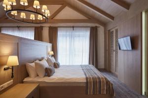 布克维AmstelSki的一间卧室设有一张大床和一个窗户。