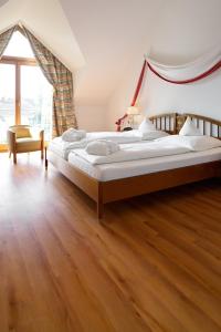 于伯林根约翰尼特克罗伊茨罗曼蒂克酒店的一间卧室设有一张大床和一个大窗户