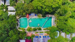 帕伦克Chan-Kah Resort Village Convention Center & Maya Spa的享有度假村游泳池的顶部景致