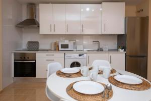 戈梅拉岛圣塞瓦斯蒂安Miramar 1的厨房配有白色的桌子和白色的橱柜。