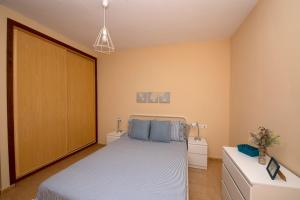 戈梅拉岛圣塞瓦斯蒂安Miramar 1的一间卧室配有床和2个床头柜