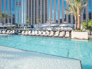 拉斯维加斯The Venetian Resort Las Vegas By Suiteness的一个带躺椅和椅子的游泳池