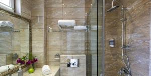 波利克罗诺Hotel Odysseas的带淋浴的浴室和玻璃门