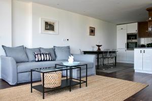 西格利盖特Panorama & Vino Szigliget的客厅配有沙发和桌子