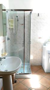 圣特雷莎加卢拉La Corte Appartamenti的带淋浴和盥洗盆的浴室