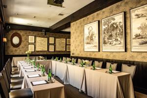 圣地亚哥圣地亚哥非凡酒店的餐厅的一排餐桌,配有白色桌布