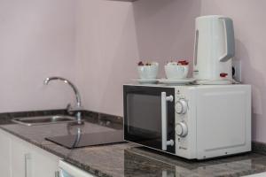 加的斯卡萨庭院帕纳德罗酒店的厨房台面上设有微波炉