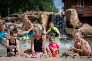 威斯康星戴尔Natura Treescape Resort的一群儿童在沙滩上玩
