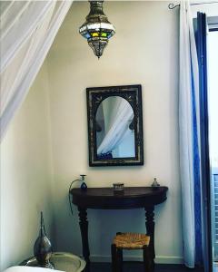 法维尼亚纳Ajamola的墙上的镜子,桌子和凳子