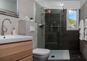 科米扎Casa Katalina的浴室配有卫生间、盥洗盆和淋浴。