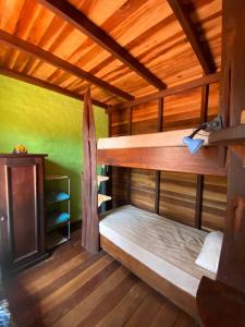 拉科罗尼亚Casa Amigable y Disfrutable的一间卧室设有两张双层床和木制天花板。