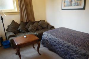 亨特利NZ庄园美景酒店的客厅配有沙发和桌子