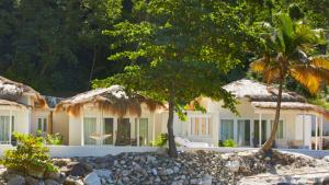 苏弗里耶尔糖海滩总督度假酒店的前面有棕榈树的房子