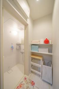 大阪Osaka Yeon House的浴室设有步入式淋浴间,位于厕所旁边