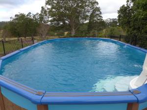 Mount GeorgeRural Ambience with Netflix的一个带滑梯的大型蓝色游泳池