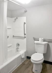 加特林堡Gatlinburg View Lodge的白色的浴室设有卫生间和浴缸。