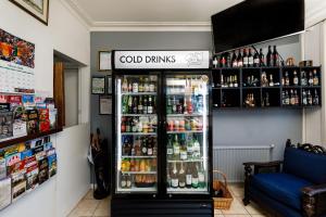 本迪戈本迪戈椭圆形汽车旅馆的商店里装满大量饮品的冰箱