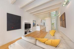 马略卡岛帕尔马Catany - Casa familiar的客厅配有白色沙发和电视
