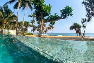Naomi Beach Resort - Adults only内部或周边的泳池