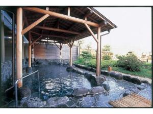 伊豆TOKINOSUMIKA HOTEL OLIVE NO KI - Vacation STAY 83613的院子中凉亭下的水池