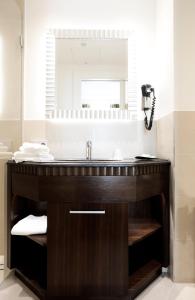 曼海姆克莱纳玫瑰园酒店的一间带水槽和镜子的浴室
