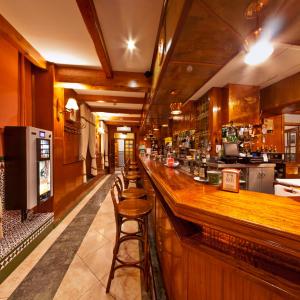 普里埃格·德·科尔多巴哈斯特利亚拉菲旅馆的餐厅的酒吧,带凳子