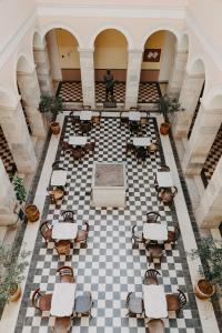 埃尔莫波利斯5赫姆波利斯概念赛特酒店的享有带桌椅的房间的顶部景色