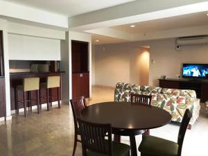 士姑来Pulai Springs Resort Official的客厅配有桌子和沙发