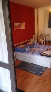 凯斯特海伊Steinhaus Bed & Breakfast的卧室配有一张床铺,位于带桌子的房间