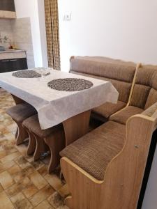 米什科尔茨Kriston Apartman的餐桌、椅子、白色桌子和椅子