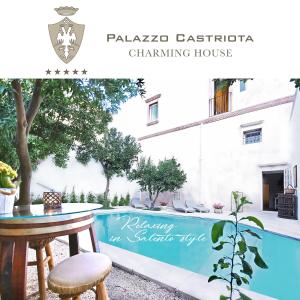 阿莱齐奥Palazzo Castriota的享有游泳池、桌子和房子的景色