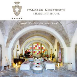 阿莱齐奥Palazzo Castriota的大楼内带几张床的大型客房