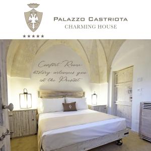 阿莱齐奥Palazzo Castriota的卧室配有一张挂有墙上标志的床