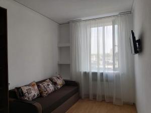 基辅Mini-otel on Harkivske shose的带沙发和窗户的客厅