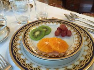 罗切斯特达特茅斯住宿加早餐旅馆的桌上的 ⁇ 猴桃和水果盘