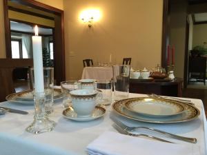 罗切斯特达特茅斯住宿加早餐旅馆的一张桌子,上面有盘子和玻璃杯,上面有蜡烛