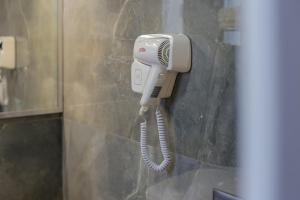 萨兰达Villa Kristiano 21的浴室墙上挂着吹风机