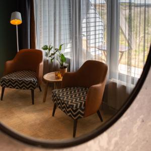 韦斯特-安-斯帕尔8号海滨酒店的镜子反射着两把椅子和一张桌子