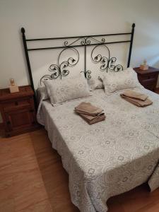 Cadalso de los VidriosCasa Rural Mirando a Gredos的一间卧室配有一张床,上面有两条毛巾